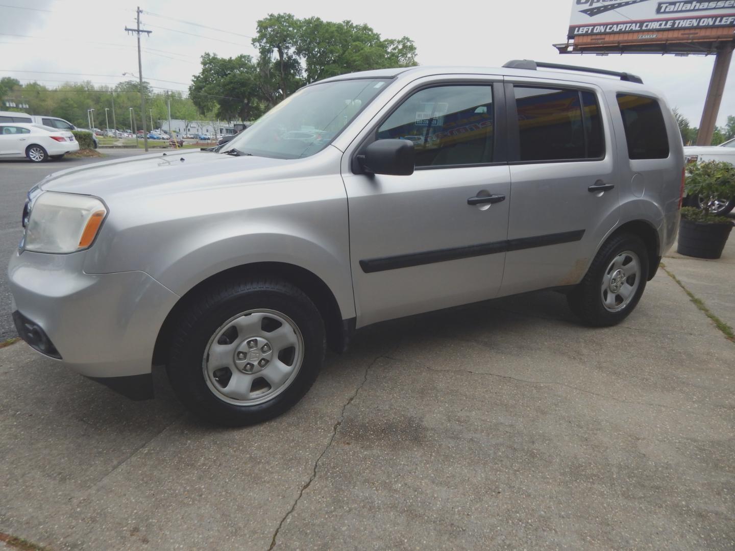 2013 Silver Metallic /Gray Honda Pilot LX (5FNYF3H29DB) with an 3.5L V6 engine, Automatic transmission, located at 3120 W Tennessee St, Tallahassee, FL, 32304-1002, (850) 575-6702, 30.458841, -84.349648 - Used Car Supermarket is proud to present you with this loaded immaculate 2013 Honda Pilot LX. Used Car Supermarket prides itself in offering you the finest pre-owned vehicle in Tallahassee. Used Car Supermarket has been locally family owned and operated for over 48 years. Our Pilot LX has been servi - Photo#1